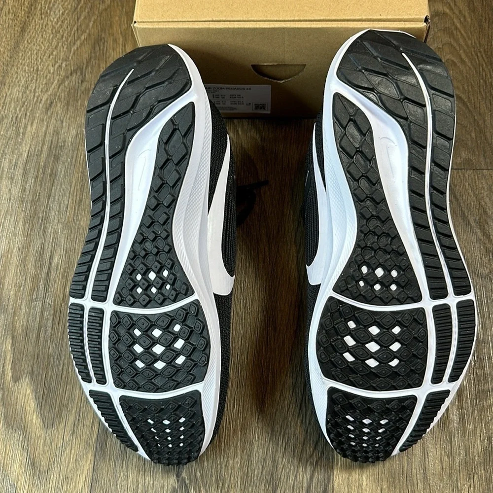 NWT Women Nike Air Zoom Pegasus Sneakers
